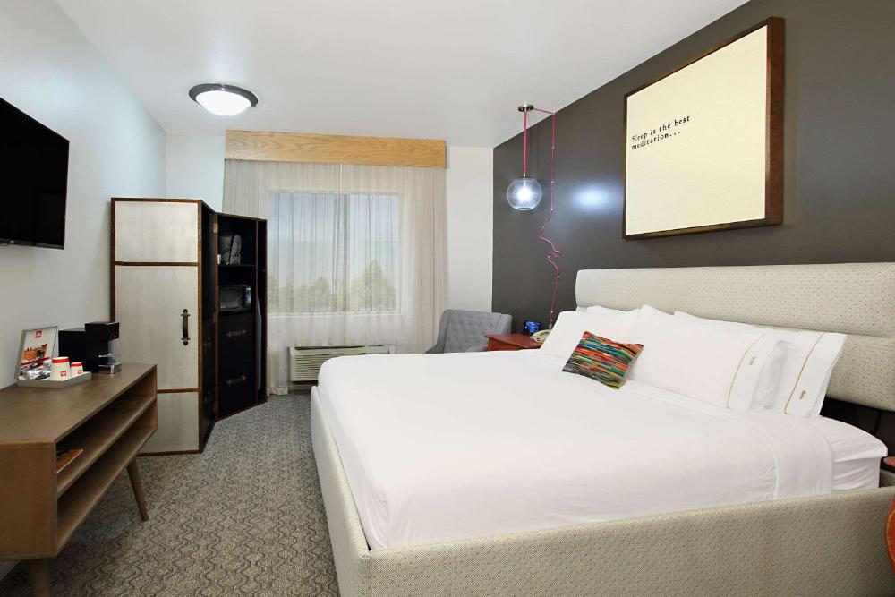 King Room - Non-Smoking interior